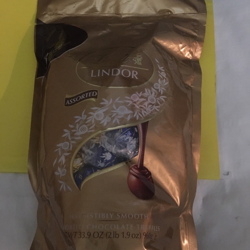 LINDT LINDOR ASSORTED CHOCOLATE TRUFFLES 33.9 OZ  2Lb1.9oz **FREE SHIP** NEW